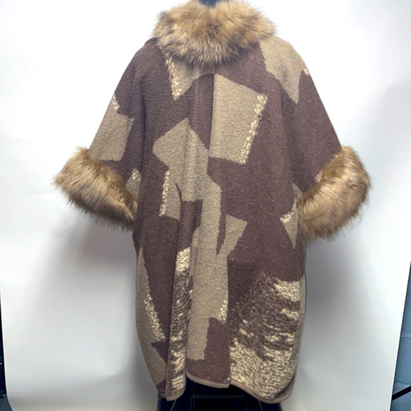 FAUX FUR CAPE/WRAP/SzLARGE - Picture 2 of 2